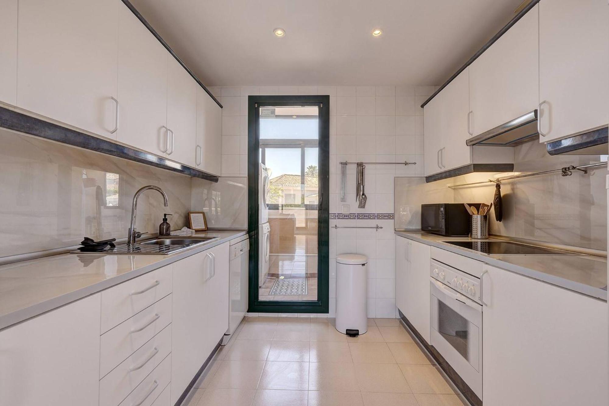 Santa Maria Elviria Golf Penthouse With Large Private Terrace And Sea Views -029
