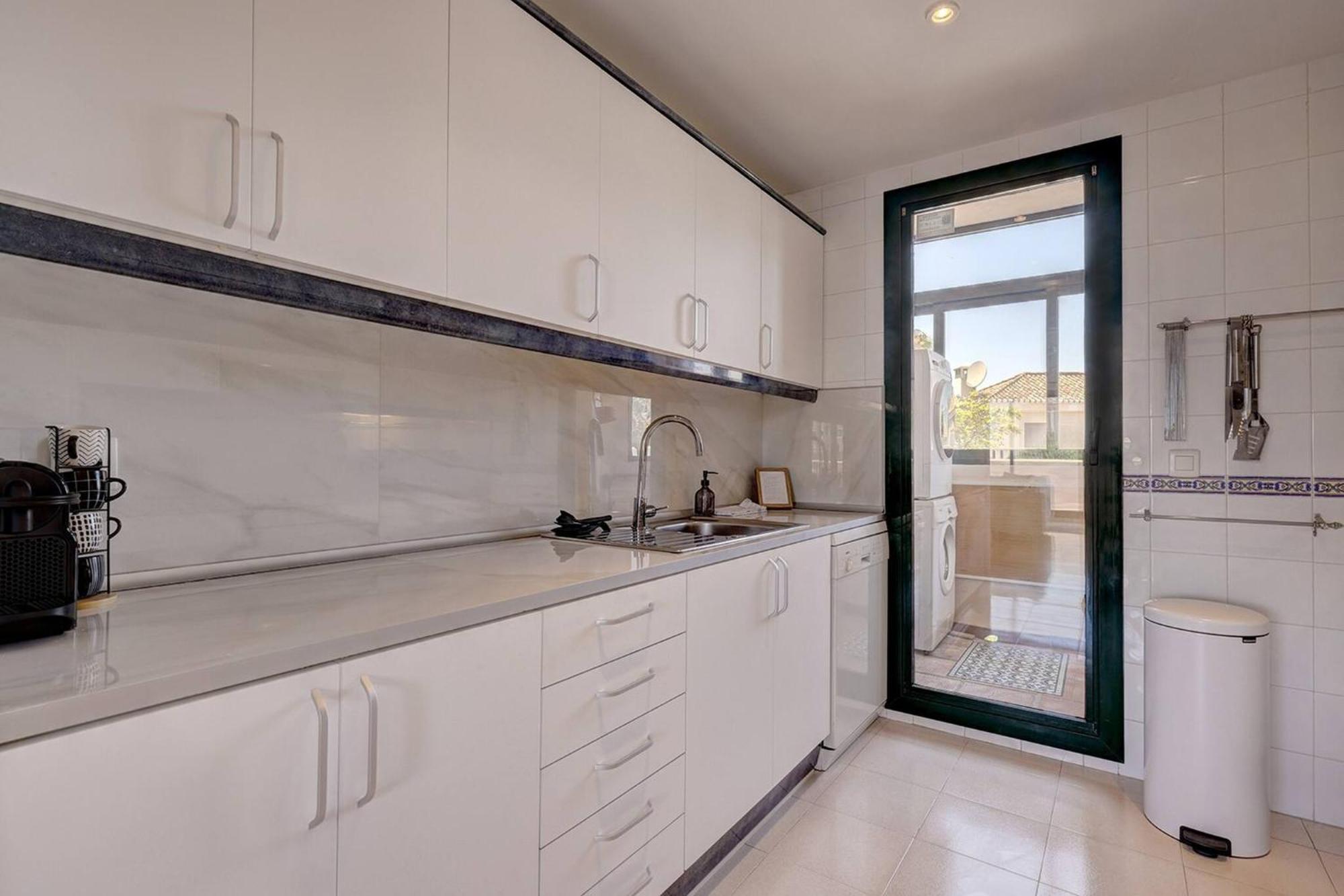 Santa Maria Elviria Golf Penthouse With Large Private Terrace And Sea Views -029 Apartment Marbella